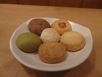 和菓子は、興津の潮屋さんの季節の和菓子です
クッキーは、ＴＯＭＯの家さんのクッキー盛り合わせになります
お煎餅は、真悟ちゃんおすすめ煎餅の盛り合わせです
手作りお菓子は日替わりになります